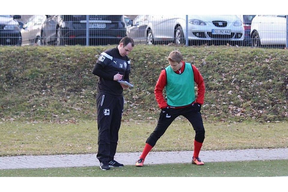 André Schilamow (rechts), der hier noch taktische Anweisungen von Co-Trainer Tobias Wurm erhält, meldet sich rechtzeitig vor den letzten beiden Spielen fit. Foto: geo