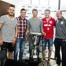 Im Vorfeld der Champions-League-Teilnahme haben sich mit Vincenzo Cangianiello (v-l.), Peter Hottum und Julian Hembel drei Fußballer vom Bolzing FC mit Thomas Müller (Mitte) getroffen. F. Gillette