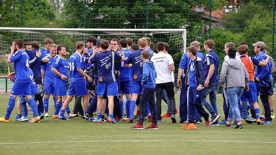 Kollektiver Jubel: Die Fußballer der TSG Bretzenheim feiern den Landesliga-Aufstieg.	Foto: Ernst Kunz