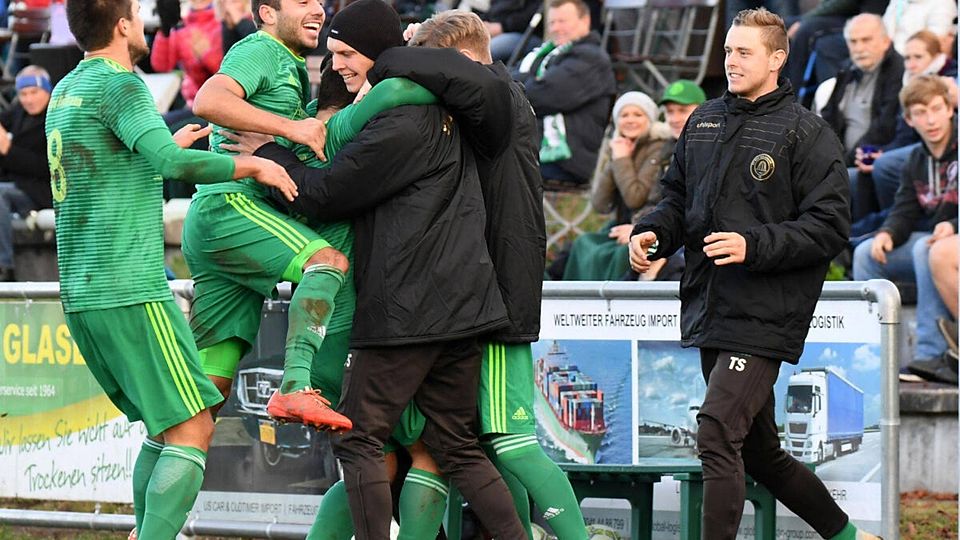 Kollektiver Jubel – zuletzt wieder eine häufigere Szene beim SV Bad Heilbrunn: Nach dem 1:0 von Benedikt Specker (verdeckt) gegen den TuS Geretsried feiern (v. li.) Max Specker, Toni Krinner und Co. den Torschützen.