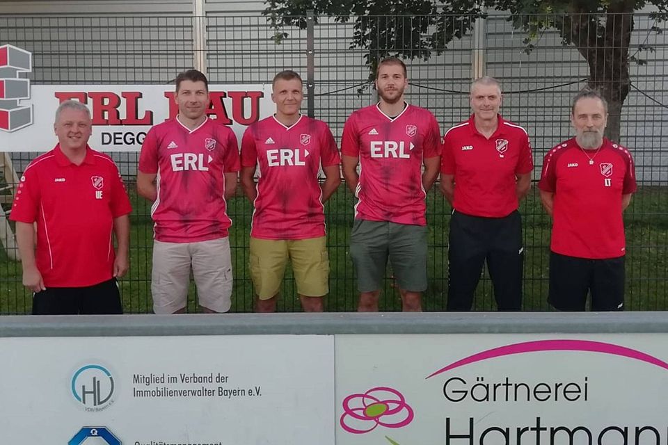 Von links: SV-Vorsitzender Uwe Eisenhut, das Trainertrio Philipp Zacher, Johannes Sammer und Benjamin Schiller sowie die Abteilungsleiter Tom Wiedemann und Ludwig Thaler.