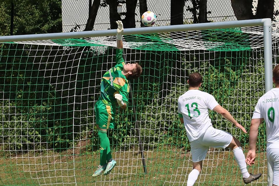 Mit mehreren Glanzparaden verhinderte Erlings Torwart Kilian Brennauer in der ersten Halbzeit eine höhere Stockdorfer Fühhrung.
