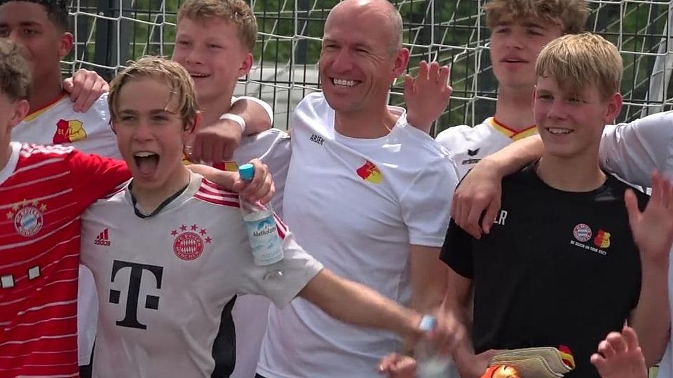 Arjen Robben feierte mit seiner Mannschaft einen gelungenen Abschied als Trainer der „Be quick“-Mannschaft.