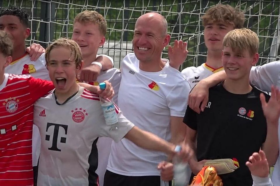 Arjen Robben feierte mit seiner Mannschaft einen gelungenen Abschied als Trainer der „Be quick“-Mannschaft.