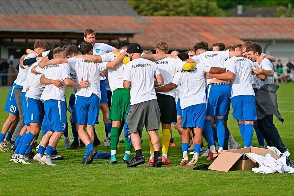 Die Fußballer des FC Denzlingen II jubeln nach dem Abpfiff am Samstag in ihren weißen Meistertrikots.