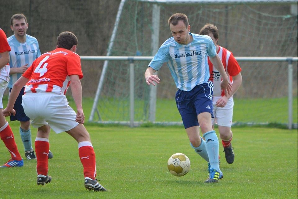 F: Alexander Donis Der TSV Holzhausen (weiß-blaue Trikots) will heute dem Klassenprimus Obergrenzebach ein Bein stellen.