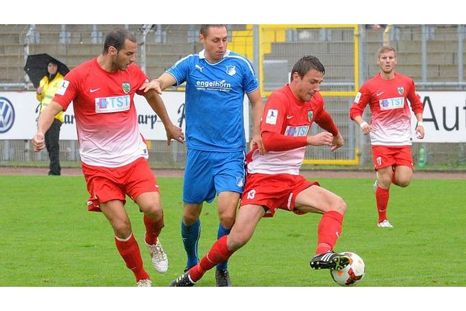 Ein Spiel zum Vergessen: Auch wenn in der Schlussphase gegen Hoffenheim noch Markus Müller (am Ball) und Benjamin Himmel (rechts) eingewechselt wurden, hatte sich nichts am trostlosen Auftritt der Hausherren geändert. Links Adam Jabiri: Archivfoto: pa/Balzarin Ein Spiel zum Vergessen: Auch wenn in der Schlussphase gegen Hoffenheim noch Markus Müller (am Ball) und Benjamin Himmel (rechts) eingewechselt wurden, hatte sich nichts am trostlosen Auftritt der Hausherren geändert. Links Adam Jabiri: Archivfoto: pa/Balzarin