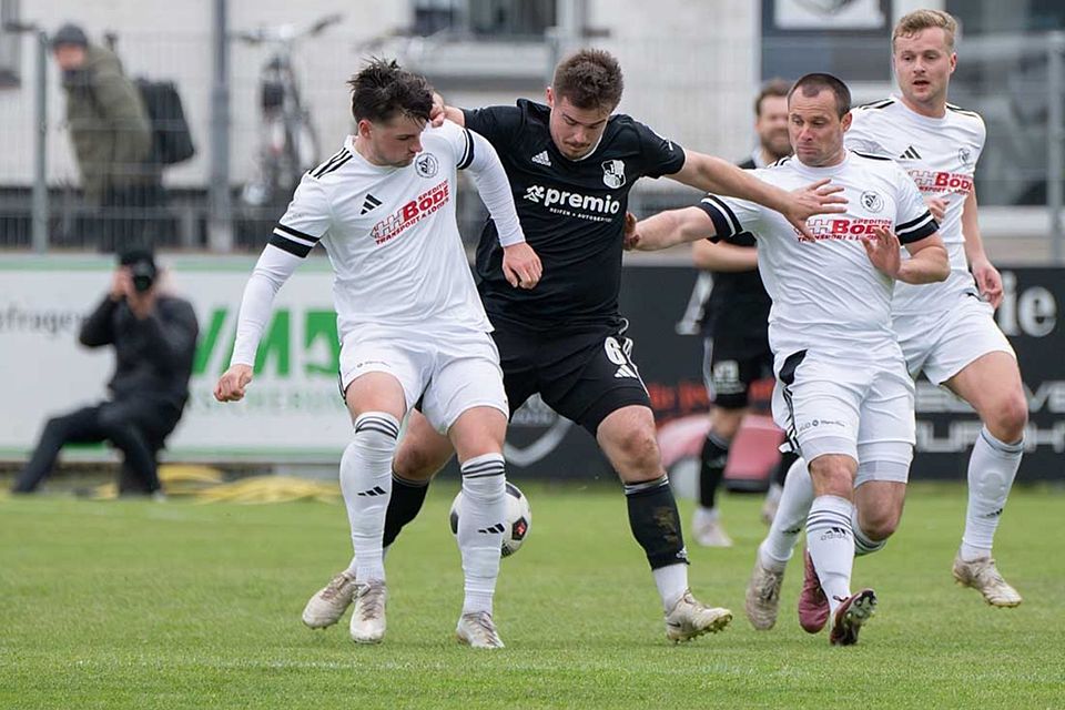 Fabian Arndt (Heider SV) hält sich geich zwei Reinfelder vom Leibe. Jonas Dürr und rechts Tim Vogel .