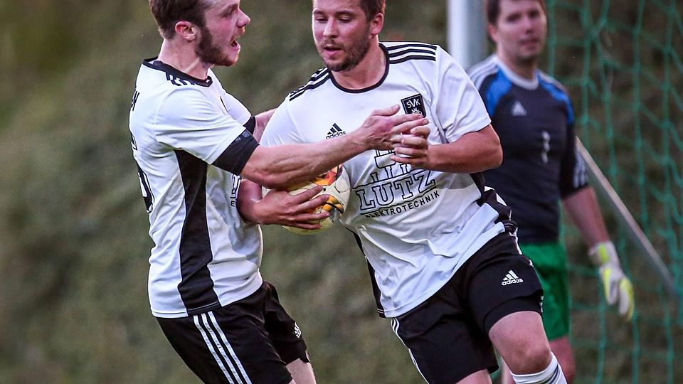 Jeder Krüner Fußball-Fan wird diesen gemeinsamen Jubel vermissen: Thomas Albrecht (r.) hat aufgehört, Torjäger Huber Holzer hat sich das Kreuzband gerissen.