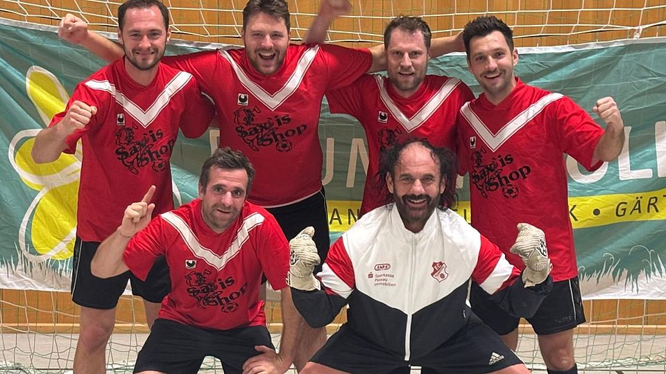 Die Siegermannschaft vom FC Winnetou: Sebastian Lobl, Julian Reidl, Florian Able, Thomas Hötzl. Unten Andreas Gerlesberger, Marco Peter. Nicht im Bild: Louis Manikovski und Christoph Bartl