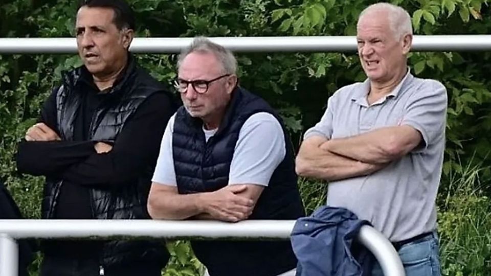 Hertha 03 Präsident Kamy Niroumand (1. von li)