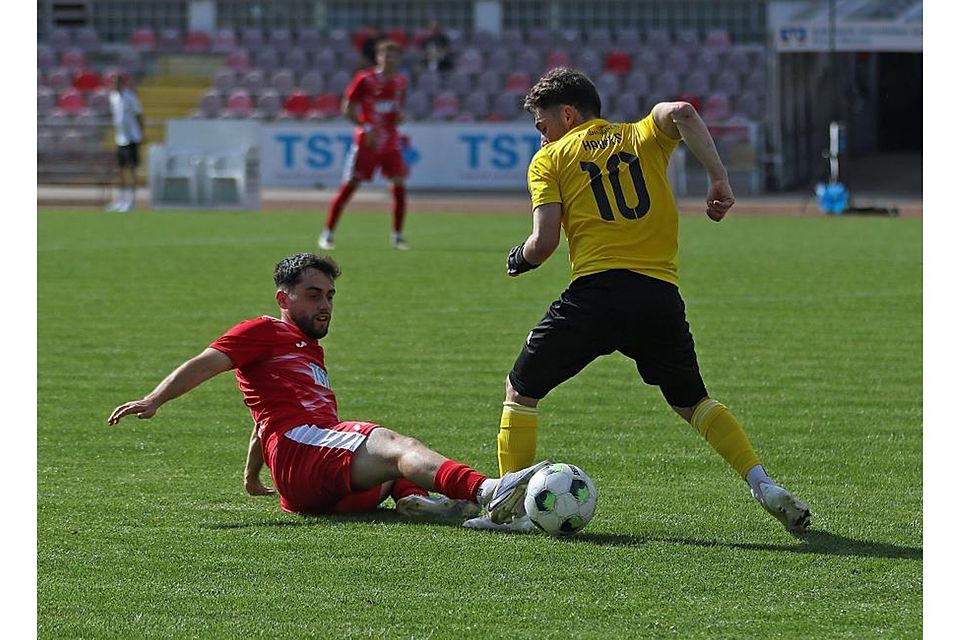 Ein Aussetzer, der seinen Mitspielern das Leben schwer machte: Worms‘ Mittelfeldspieler Kaan Özkaya (l.), hier bei einem Heimspiel gegen Yannik Haupts (Hertha Wiesbach), flog im Spiel beim SV Auersmacher schon nach 71 Sekunden vom Platz.	Foto: Dirigo/pakalski-press