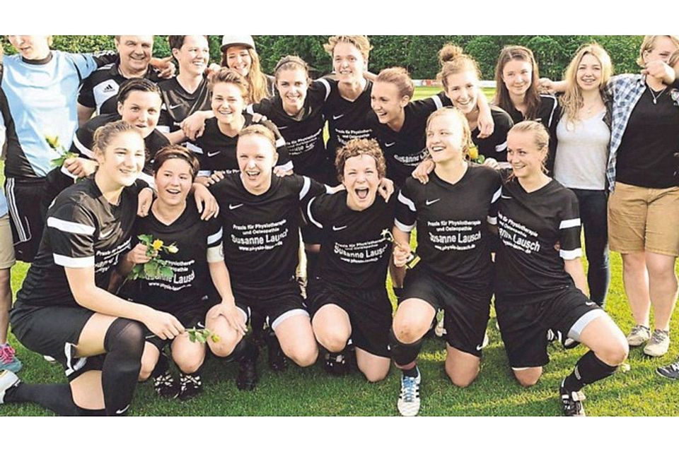 So jubeln Meister und Aufsteiger – die Fußball-Frauen des FC Forstern.