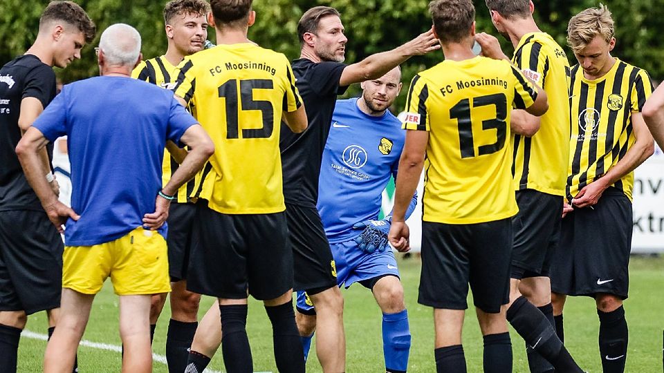 Gibt weiterhin die Richtung an: Christoph Ball (M.) wird auch in der Saison 2023/24 Trainer des Fußball-Bezirksligisten FC Moosinning sein. Archi Georg Ball will kürzertreten Heute geht’s ins Trainingslager