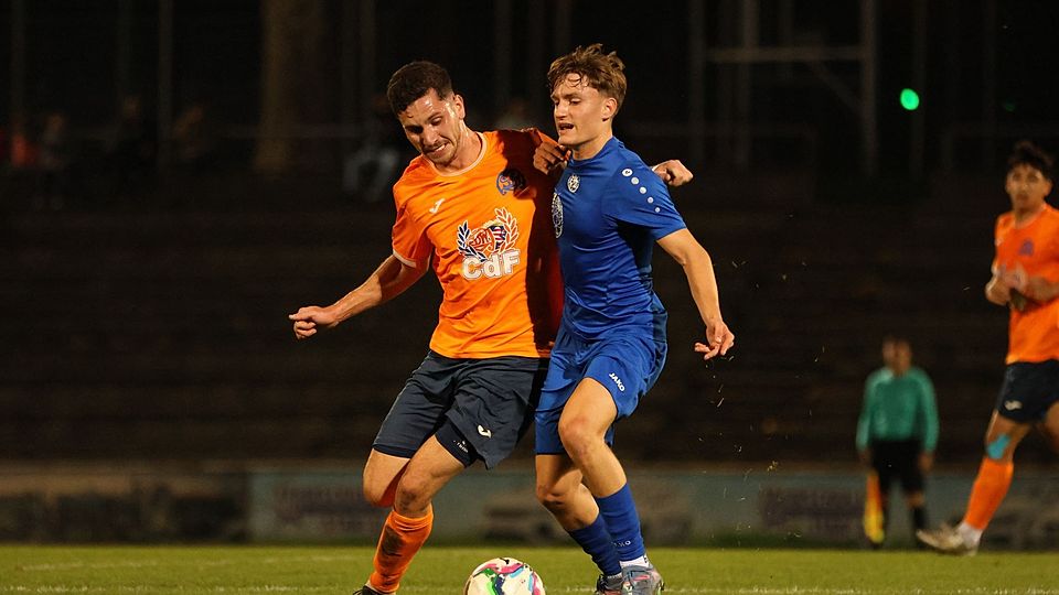 SVWler Ruven Bertel (links) im Zweikampf gegen Biebrichs John Reith. 