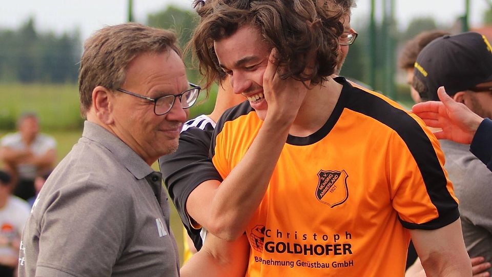 Seinem Bauchgefühl folgte Trainer Ralf Zahn und brachte zwei Minuten vor Ende der Verlängerung Torhüter Tobias Werner (re.) für Michael Hirn. Er dankte es mit zwei parierten Elfern und hielt sein Team damit in der Kreisliga.