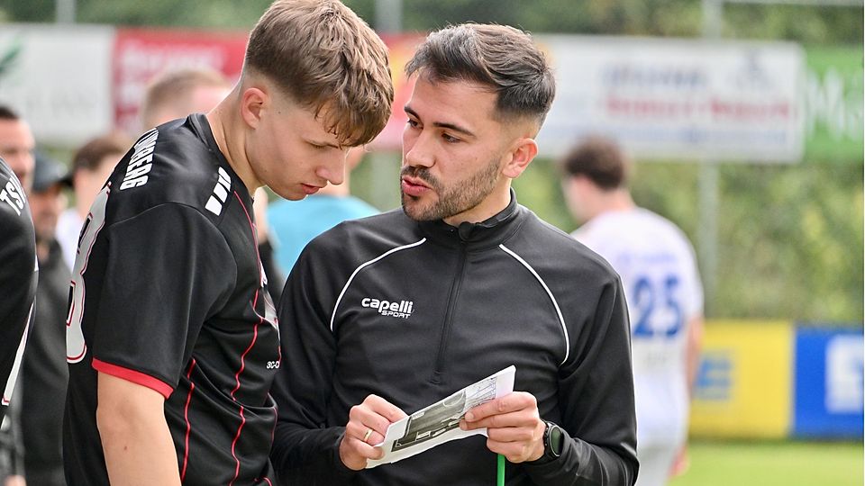 Taktische Anweisungen statt Tore: Furkan Kircicek (hier mit Moritz Ruprecht) macht die Arbeit als Co-Trainer viel Spaß.