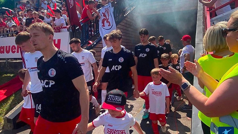 Der FC Sturm Hauzenberg musste sich dem TSV Wasserburg im Relegationsrückspiel mit 0:2 geschlagen geben. Die Gäste setzten sich nach Hin- und Rückspiel insgesamt verdient durch und durften anschließend den Aufstieg in die Bayernliga bejubeln.