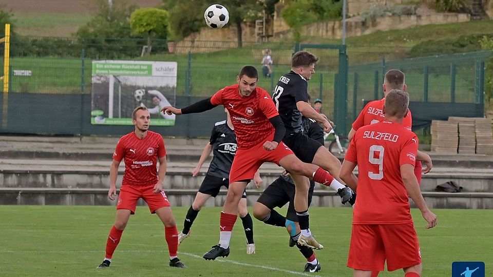 Die Sulzfelder (rot) halten diese Runde gut dagegen.