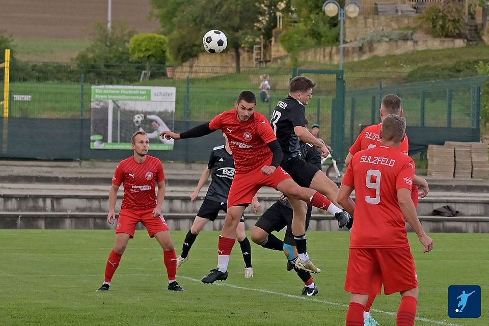 Die Sulzfelder (rot) halten diese Runde gut dagegen.