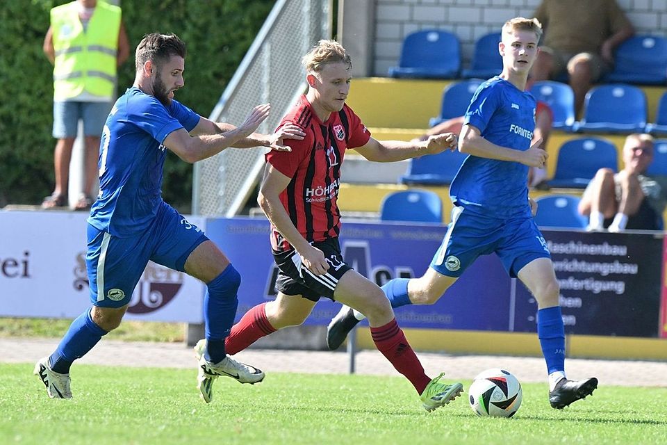 Benedikt Meckl (Mitte) erzielte den 3:2-Siegtreffer des SC Luhe-Wildenau.