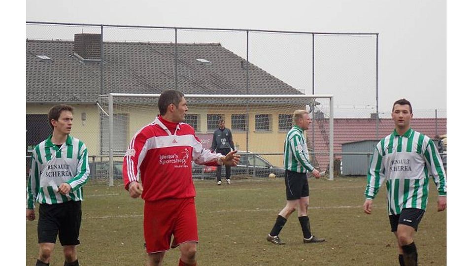 F: Friedrich Wiegel Seigertshausens Reserve (grün-weiße Trikots) wird nach dem dritten Nichtantritt vom Spielbetrieb ausgeschlossen.