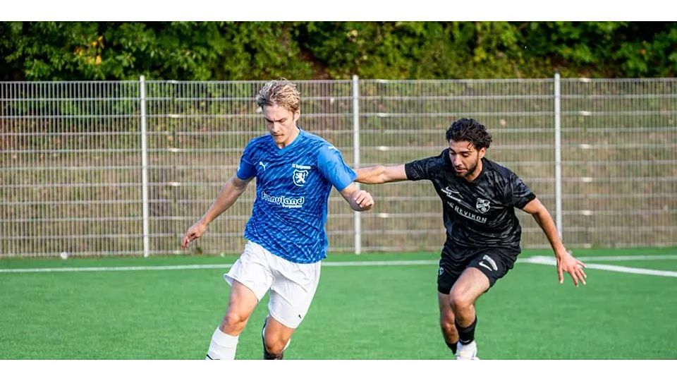 Eröffnet mit dem Treffer zum 1:0 gegen Eintracht Lollar: Fabian Dietz (l.) vom FC Burgsolms. (Archivfoto) © Jenniver Röczey