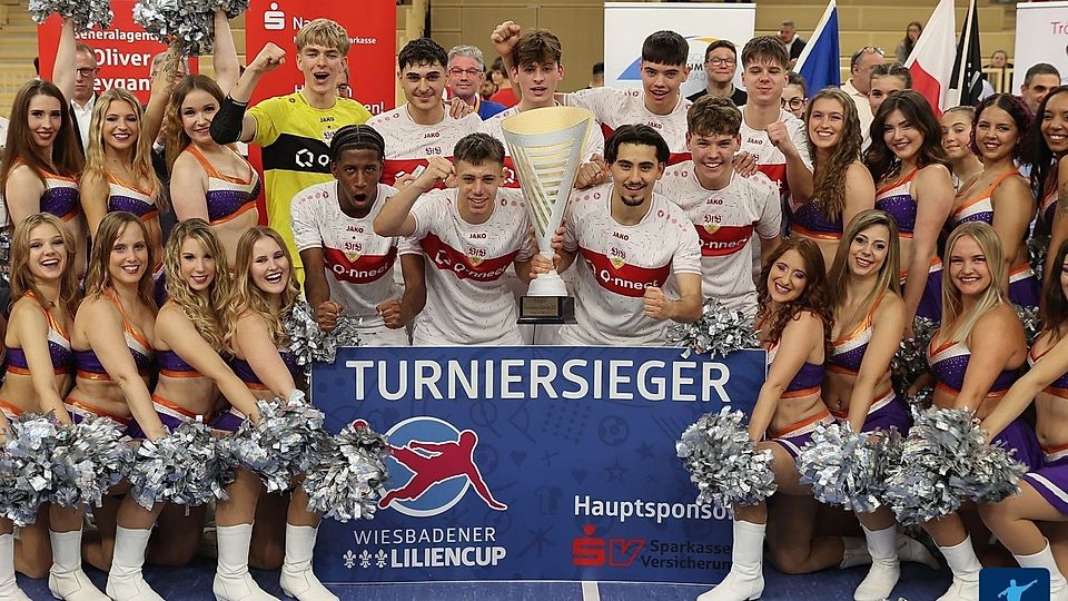 Strahlende Sieger: Der VfB Stuttgart gewann den Wiesbadener Liliencup.
