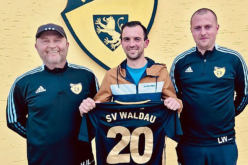Trainer Hans-Jürgen Linge (l.) und Teammanager Lukas Woldrich (r.) begrüßen Florian Schuller in Waldau.