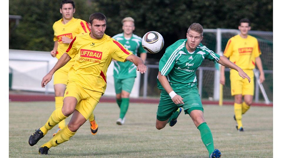 Schönebeck (grün) gewinnt zur Premiere gegen Oschersleben. Foto: Sven Brückner