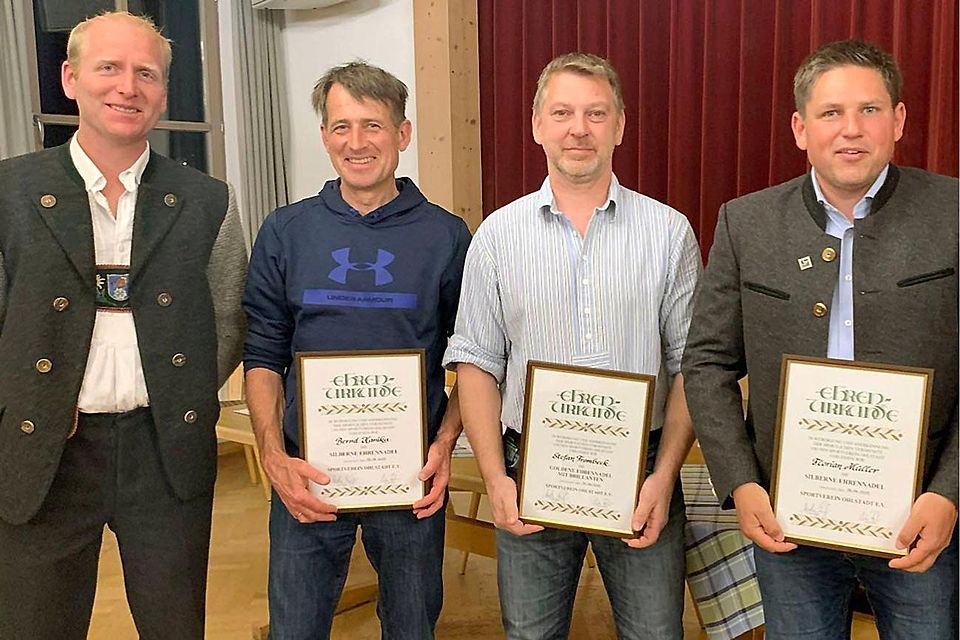 Ehrennadeln für die Verdienste gab es für Bernd Hannika, Stefan Frombeck und Florian Müller aus der Hand von SVO-Vize Anton Fischer.