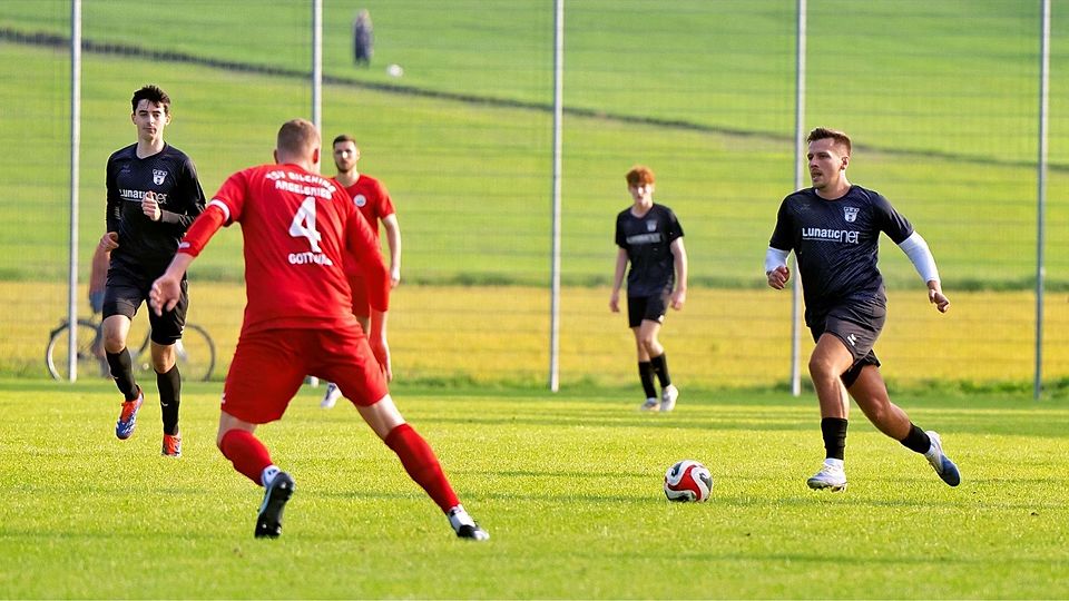 Der FC Eichenau (in Schwarz) im Spiel gegen den TSV Gilching II (rote Trikots).