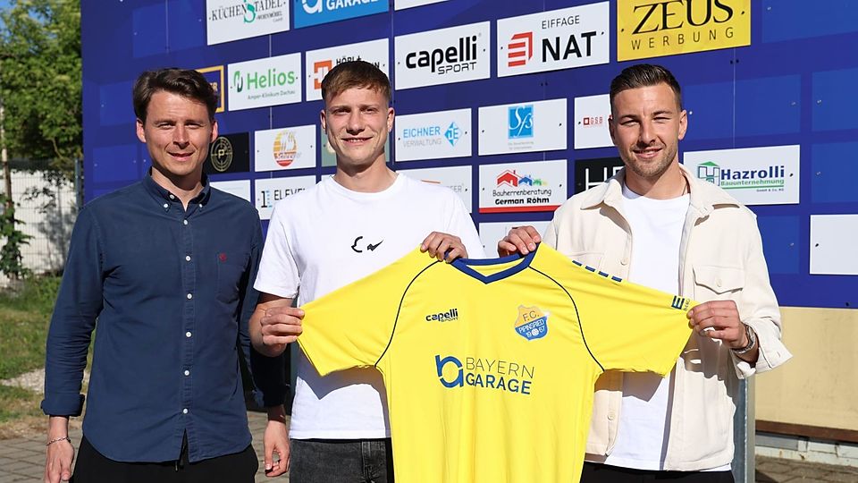 Jonas Lindner (re.) und Maxi Schmidt (2.v.li.) verstärken sehr zur Freude von Pipinsrieds Sportlichem Leiter Johannes Müller den Bayernligisten.