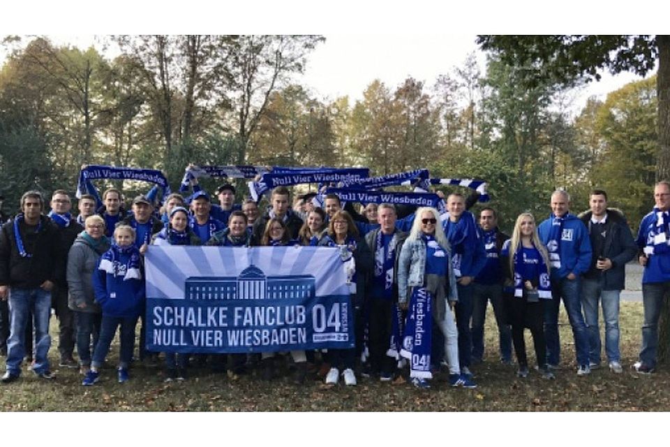Blau und Weiß, wie lieb’ ich dich: Die Mitglieder von „Null Vier Wiesbaden“ wollen auch am Dienstagabend Flagge zeigen. 	Foto: Andy Kollang