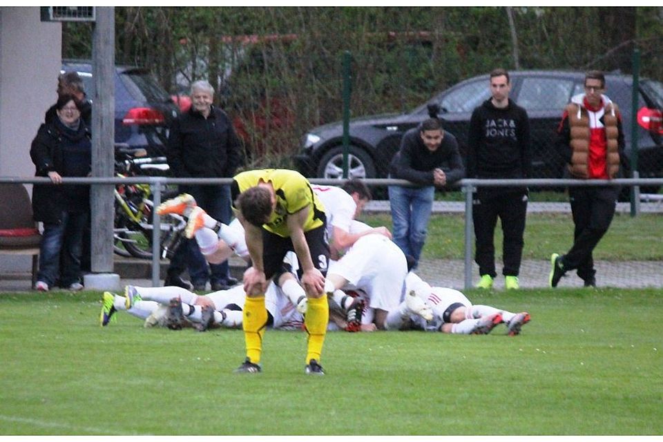 Symbolcharakter: Der FC Amberg (in Gelb) rutscht weiter in die Abstiegszone ab, während Sorghof (im Hintergrund) den Sieg bejubelt.  F: Ertl