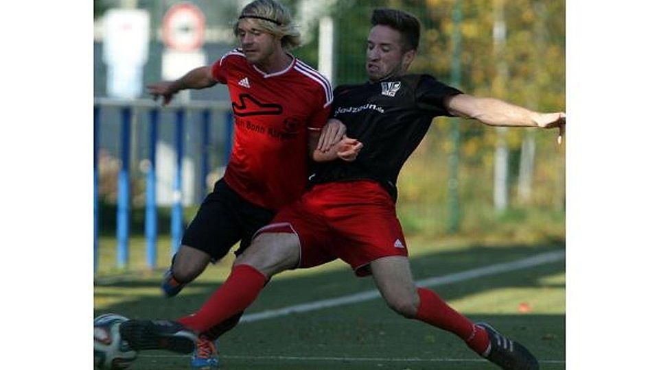 Energischer Einsatz des Rheinbachers Timo Schulten (rechts), der hier den Lohmarer Lukas Timmer stoppt.  Foto: Wolfgang Henry