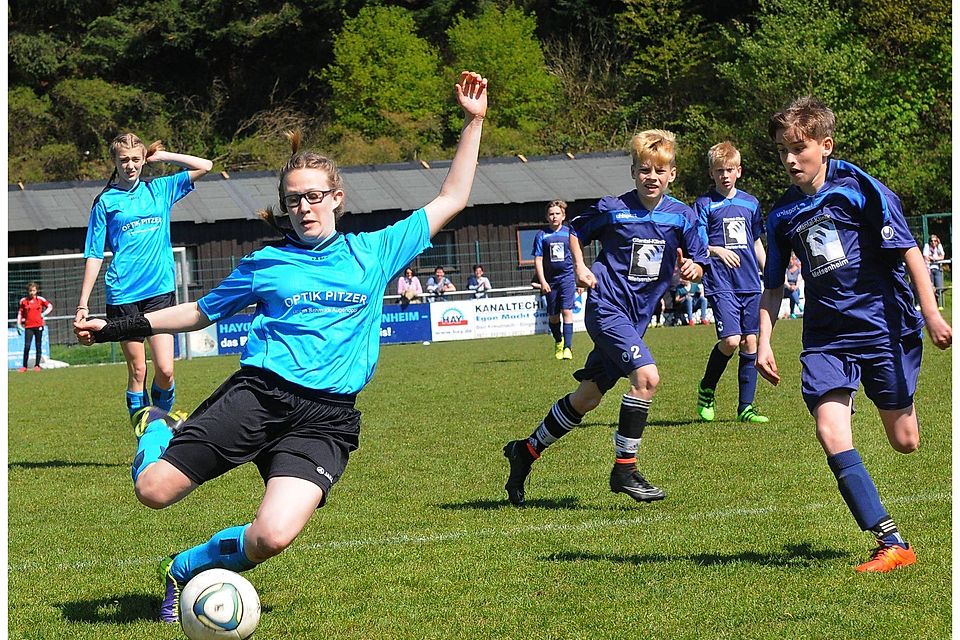 Gut geschlagen: Die Fußballmädchen der SG Waldböckelheim überzeugten beim vereinseigenen Turnier mit guten Leistungen.  	Foto: Heidi Sturm