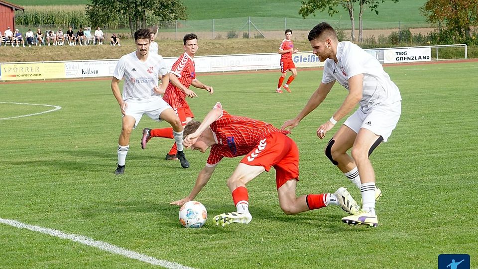 Mit einem 3:1 im Topduell beim SV Neusorg (in Rot) vergrößerte Weststaffelprimus FC Dießfurt (in Weiß) seinen Vorsprung auf die Verfolger auf sechs Punkte.