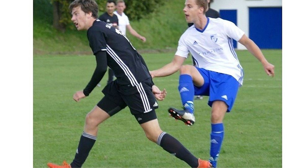 Nico Schöniger (rechts) feierte mit der SG Freiensteinau nach torloser erster Hälfte noch einen deutlichen Heimsieg gegen die SG Huttengrund. 	Foto: Henning