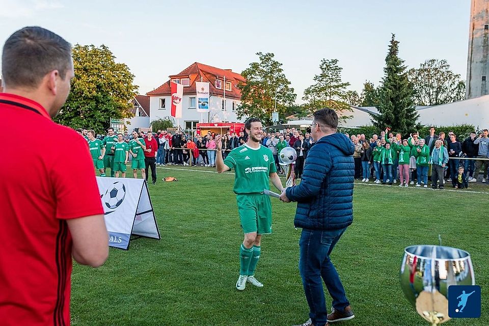 Patrik Pieper bei der Pokalübergabe 