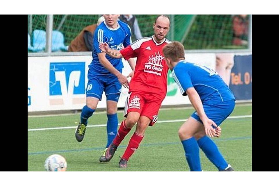 Geduld zahlt sich aus: Brakes Fußballer (in Rot) fanden gegen im Heimspiel gegen Bümmerstede immer wieder  Lücken der gegnerischen Abwehr. Dennis Weiß