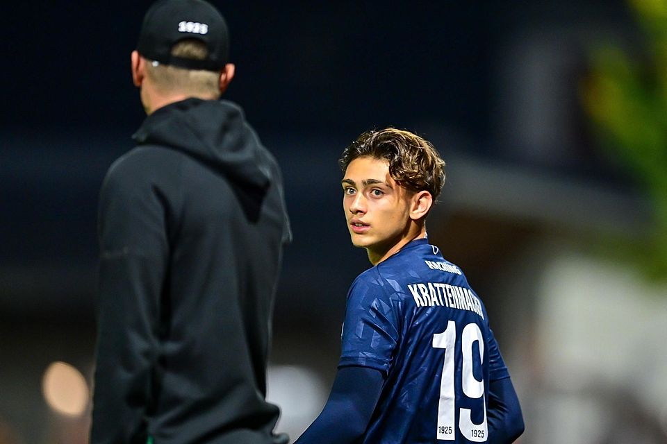 v.li.: Trainer Sven Bender (Unterhaching) gibt Wesley Krattenmacher (Unterhaching, 19) vor dessen Einwechslung Anweisungen