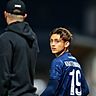 v.li.: Trainer Sven Bender (Unterhaching) gibt Wesley Krattenmacher (Unterhaching, 19) vor dessen Einwechslung Anweisungen