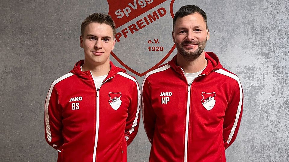 Michael Prey (rechts) aus der sportlichen Leitung begrüßt Winter-Neuzugang Bastian Schieder bei der SpVgg Pfreimd.