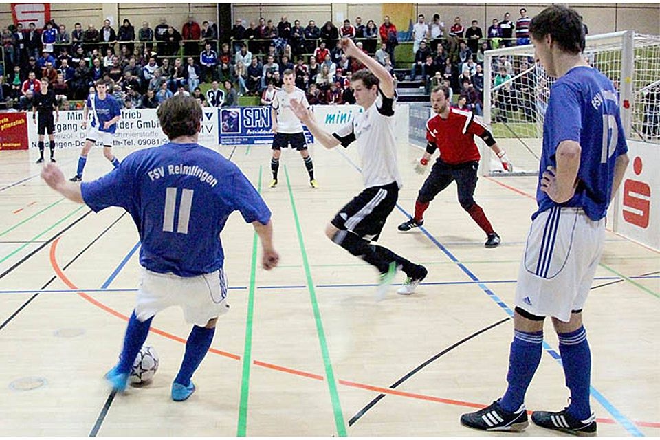 Möttingen und Reimlingen (blaue Trikots) standen sich 2014 im Halbfinale gegenüber und haben sich auch heuer fürs Endturnier qualifiziert. 	F.: Robert Milde