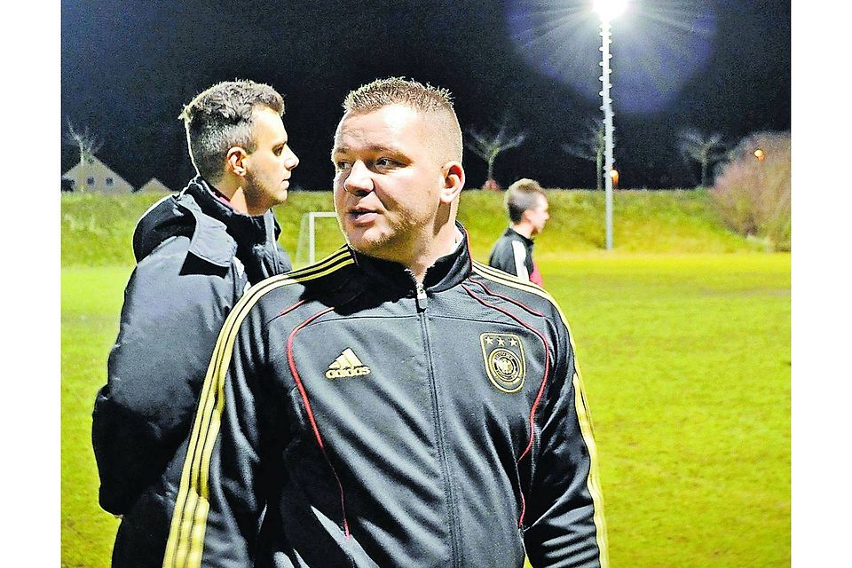 Die Winterpause ist vielen Fußballern nicht gut bekommen. Trainer Steffen Herzig (rechts) und Co-Trainer Christian Reichen­auer (links) bringen die müden Henger Beine für die Rückrunde in Form (F.: Hauck).