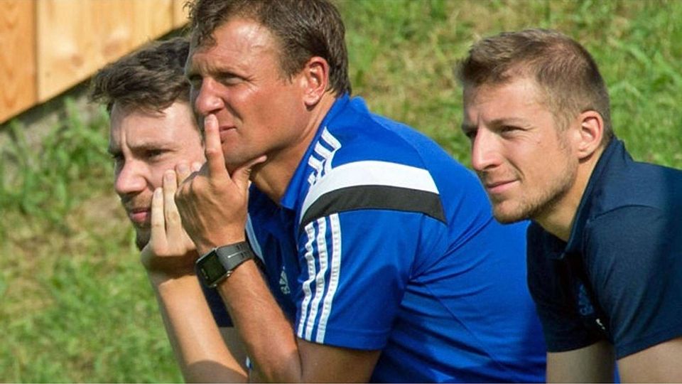 Claus Schromm (Mitte) schaut sich im Trainingslager fünf A-Junioren genauer an. Foto: Robert Brouczek
