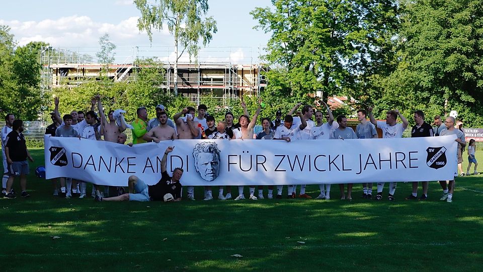Dankeschön sagten die Fußballer des SV Gelting mit dem Gewinn der Meisterschaft in der B-Klasse 3 auch ihrem scheidenden Trainer Andreas Zwickl.
