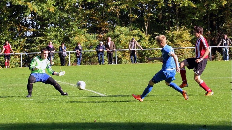Eine gute Chance von Matthias Wolf (in Blau) gegen Torwart Benjamin Ilg. Am Ende setzten sich die Gastgeber deutlich mit 4:1 durch. Foto: Dieter Mack