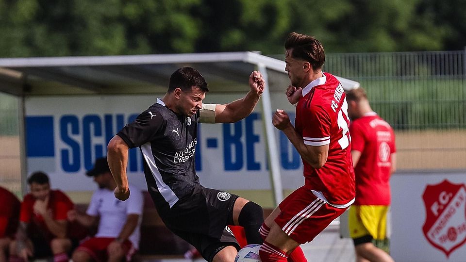 Ballduell auf Kniehöhe: Ebersbergs Maximilian Volk (links) gegen Finsings Sebastian Schätzl.